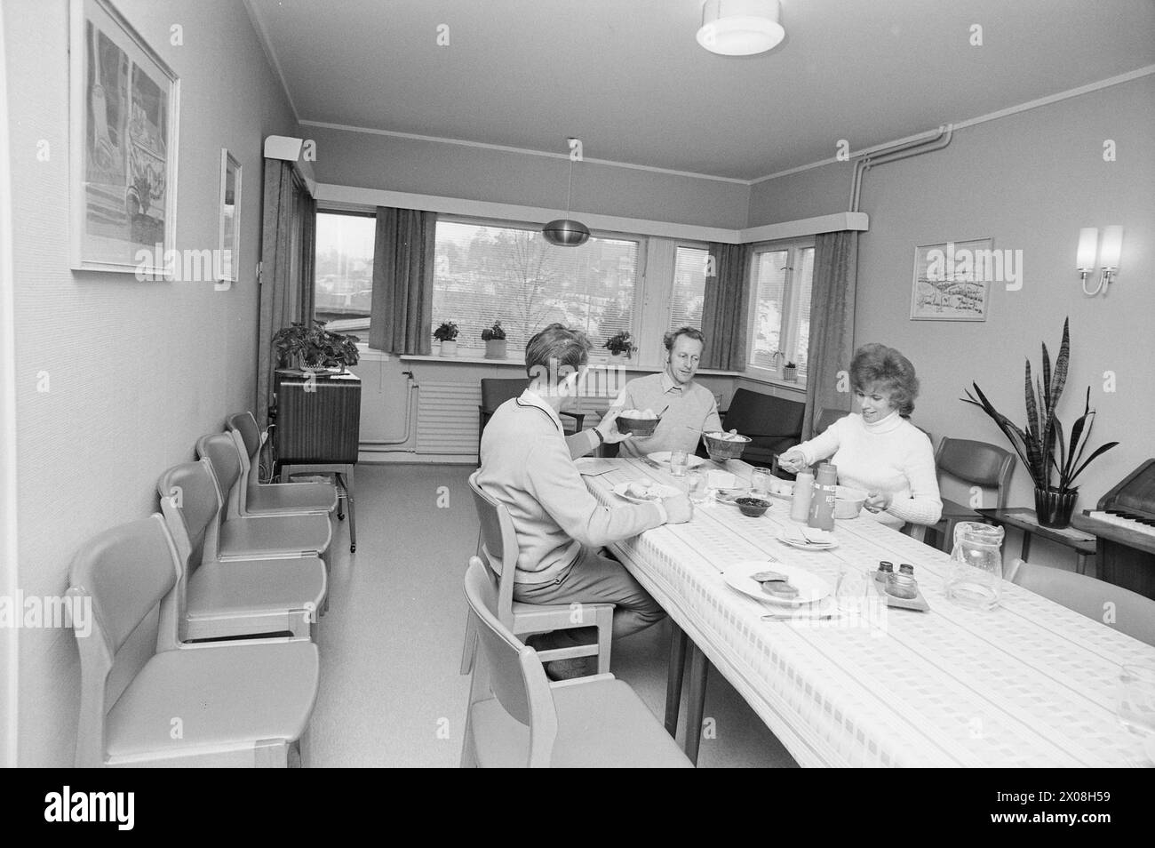 Effettivo 13 - 5 - 1973: Prigioniero - ma FreeSeven prigionieri stanno scontando - sotto la supervisione di un guardiano - l'ultima parte della loro condanna fuori le mura. Vivono insieme in una casa a Oslo, e hanno il loro lavoro quotidiano. Il regime di esenzione è un nuovo esperimento. Foto: Sverre A. Børretzen / Aktuell / NTB ***FOTO NON ELABORATA*** Foto Stock