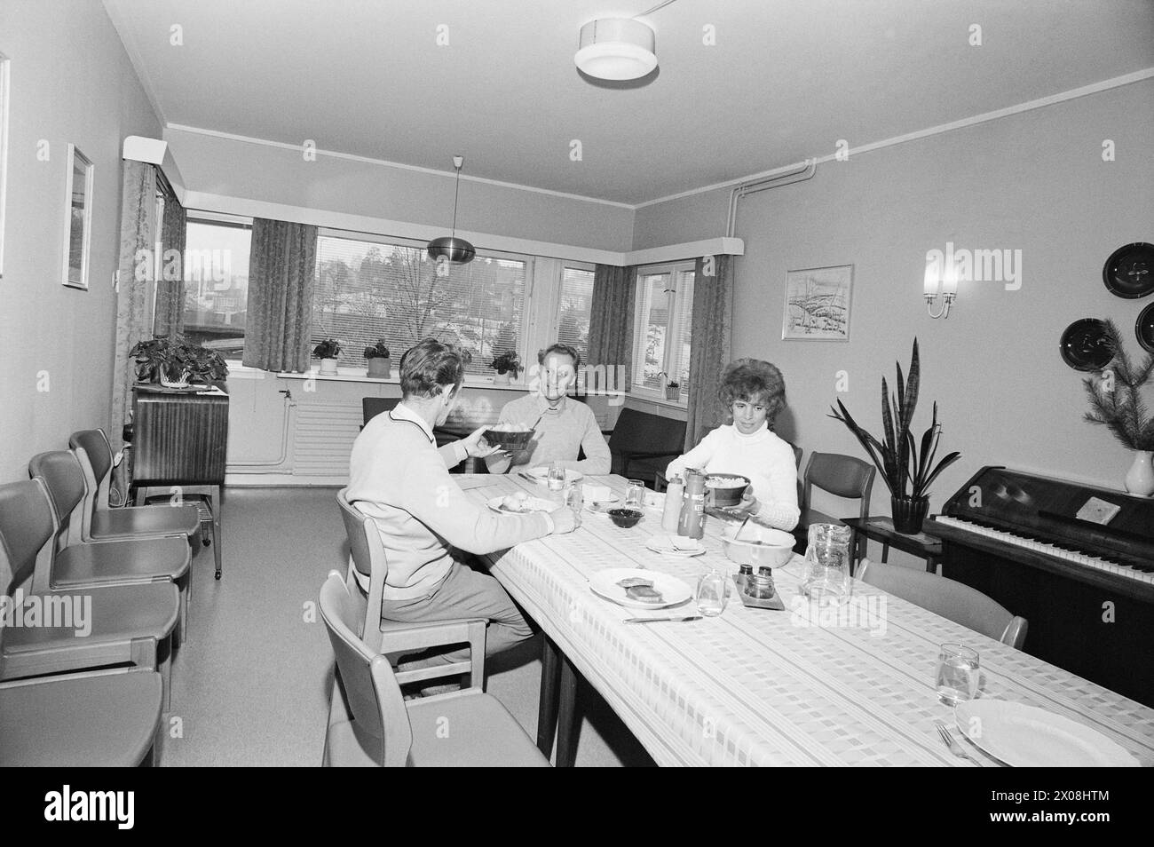 Effettivo 13 - 5 - 1973: Prigioniero - ma FreeSeven prigionieri stanno scontando - sotto la supervisione di un guardiano - l'ultima parte della loro condanna fuori le mura. Vivono insieme in una casa a Oslo, e hanno il loro lavoro quotidiano. Il regime di esenzione è un nuovo esperimento. Foto: Sverre A. Børretzen / Aktuell / NTB ***FOTO NON ELABORATA*** Foto Stock