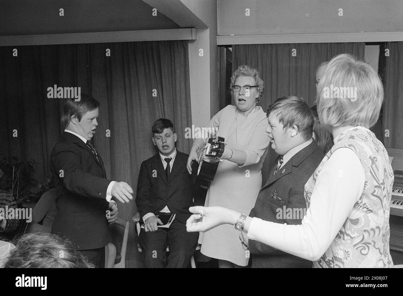 Attuale 13 - 4 - 1973: Cardamomo FestivalErik Bye è stato il fulcro della festa e l'ospite più popolare, mentre gli studenti di Ragna Ringdal hanno celebrato il grande e solido successo televisivo. Erano stati in "Saturday Evening" di Erike Bye con un elemento della loro performance "Folk og røvere i Kardemomme By" di Thorbjørn Egner. La zia del pezzo di cardamomo Sofie suonava la chitarra, e gli altri cantavano. Foto: ODD Ween / Aktuell / NTB ***FOTO NON ELABORATA*** Foto Stock