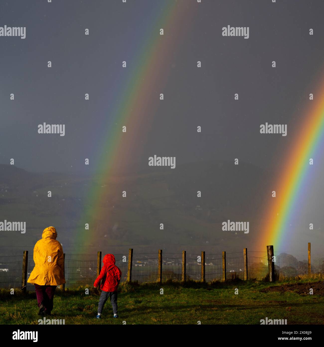 Arcobaleni intensi su Drumnadrochit. Foto Stock