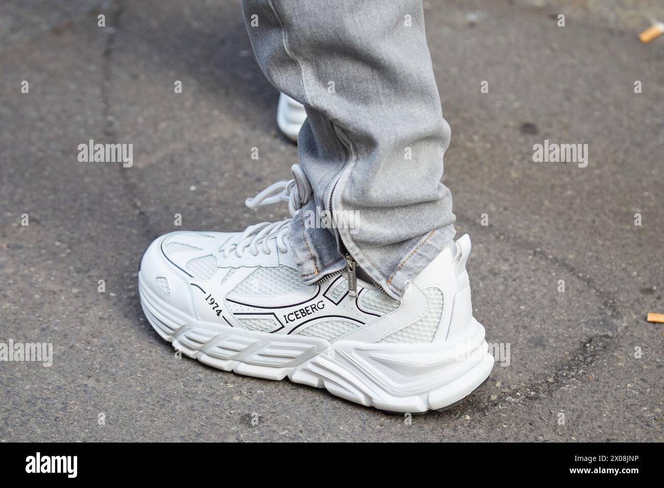 MILANO, ITALIA - 21 FEBBRAIO 2024: Uomo con sneakers Iceberg bianche prima della sfilata di moda Iceberg, Milano Fashion Week Street style Foto Stock