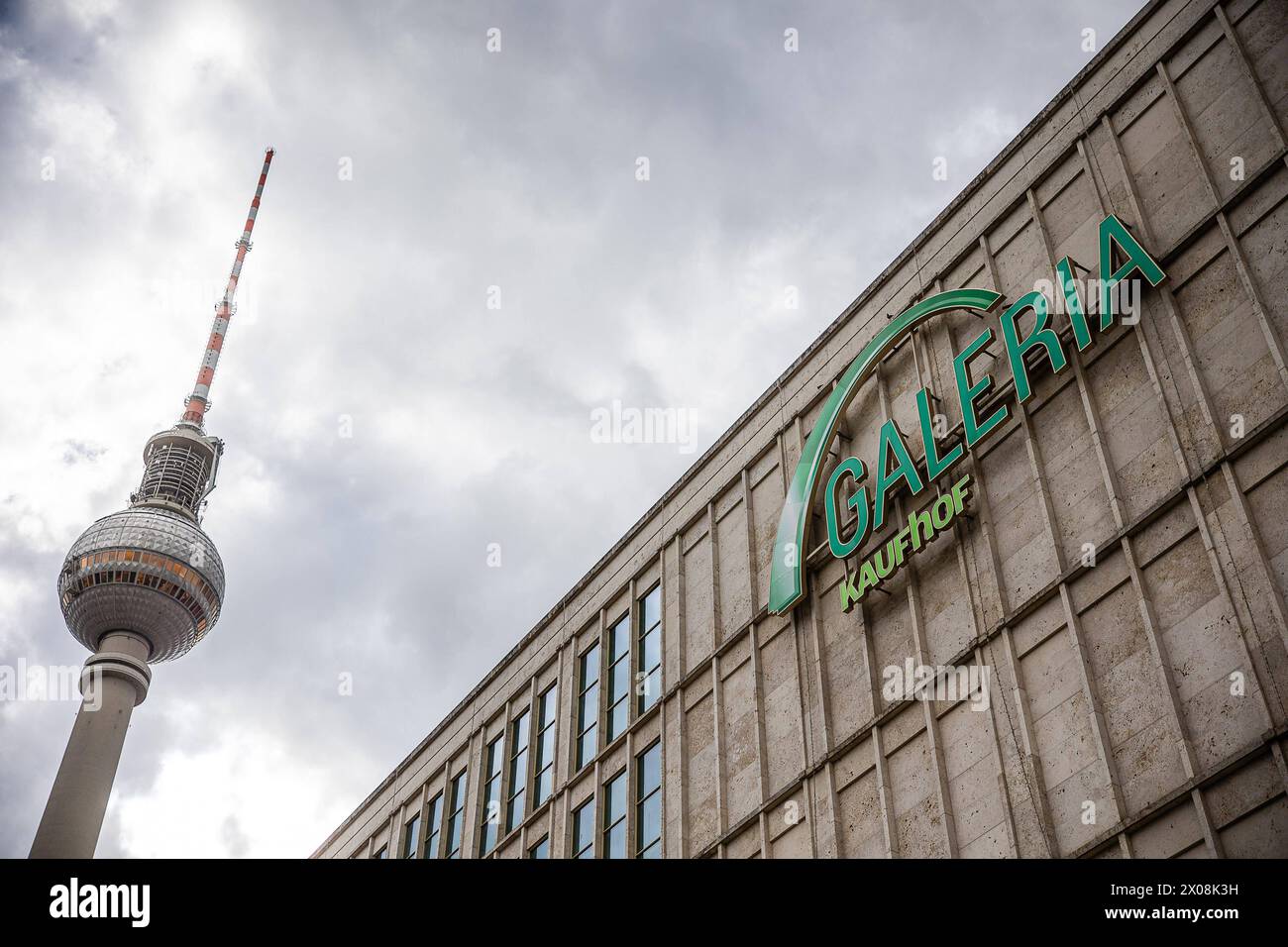 Schriftzug von Galeria Kaufhof an einer Filiale alle 10:00. Aprile 2024: Alexanderplatz a Berlino. Galeria HAT neue Investoren. Richard Baker e Bernd Beetz. Daraufhin sollen 70 der 92 Filialen der Kaufhauskette sollen erhalten bleiben. Galeria Kaufhof a Berlino *** Galeria Kaufhof Lettering in un negozio ad Alexanderplatz a Berlino il 10 aprile 2024 Galeria ha nuovi investitori Richard Baker e Bernd Beetz di conseguenza, 70 delle catene di grandi magazzini 92 negozi saranno mantenuti Galeria Kaufhof a Berlino Foto Stock