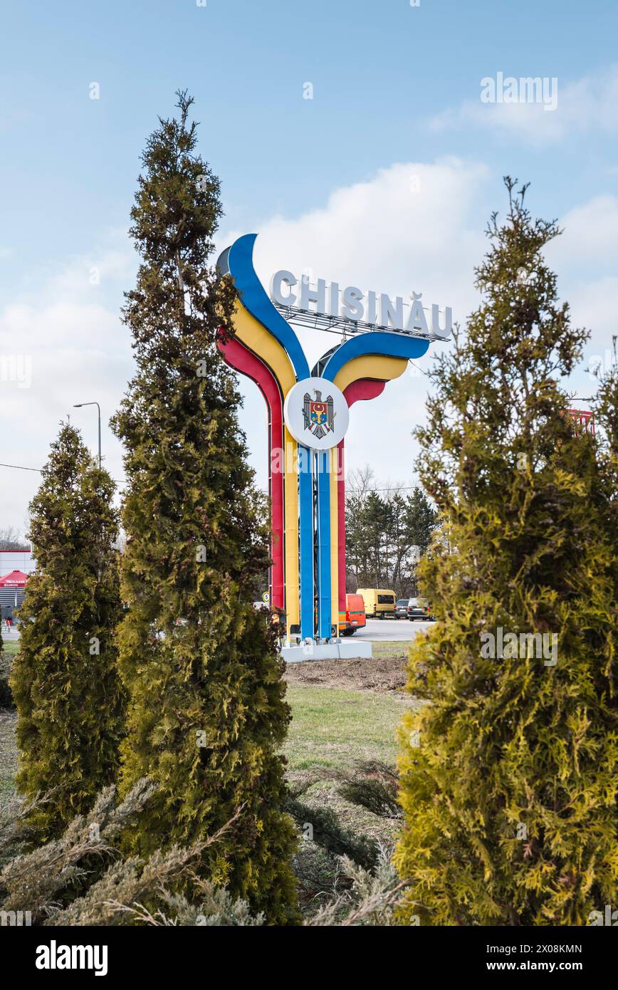 Totem dai colori moldavi, che rappresenta la città di Chisinau all'ingresso della capitale Chiniau, vicino all'aeroporto internazionale. Chisinau. Capita Foto Stock