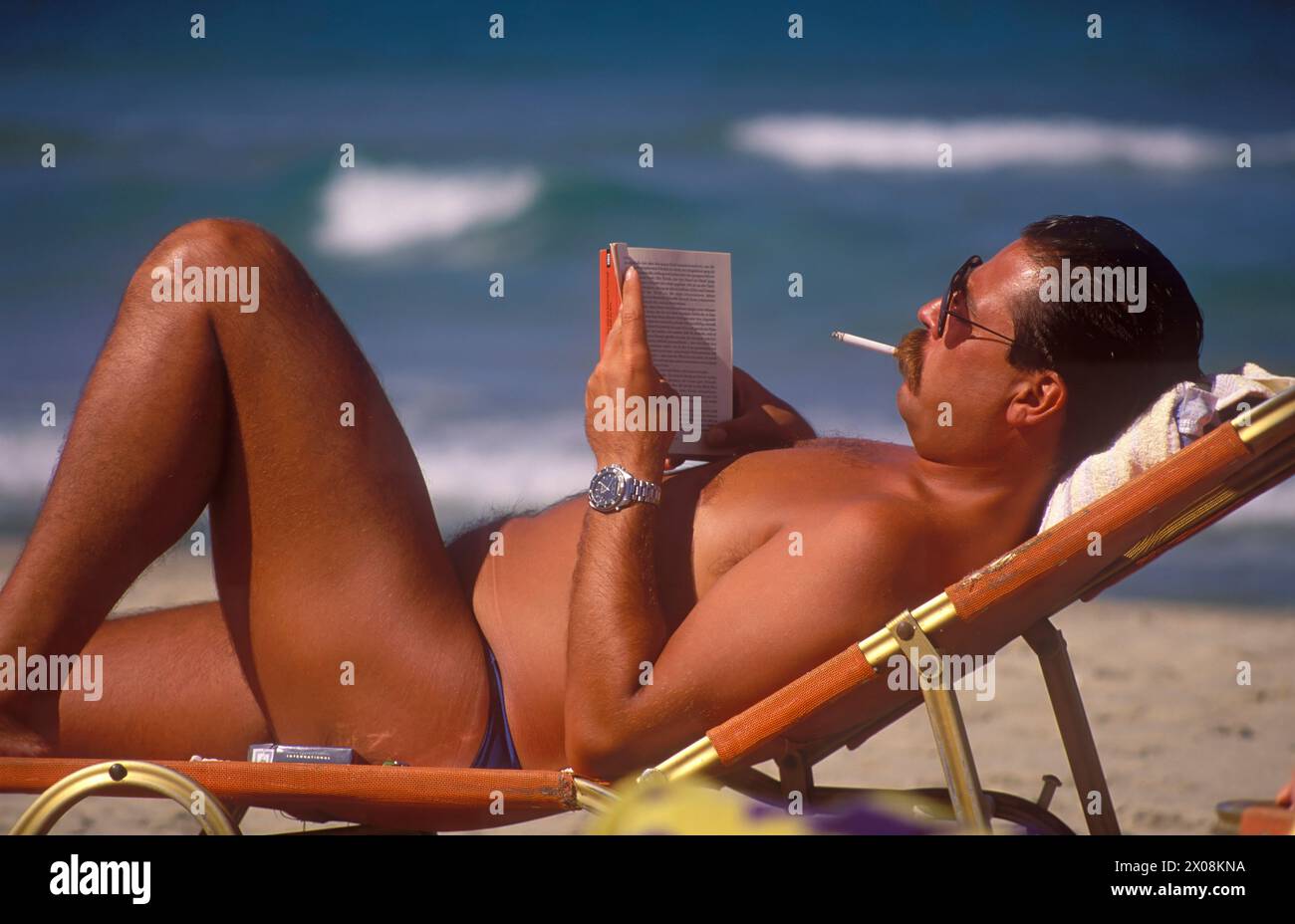 La lettura al sole Foto Stock