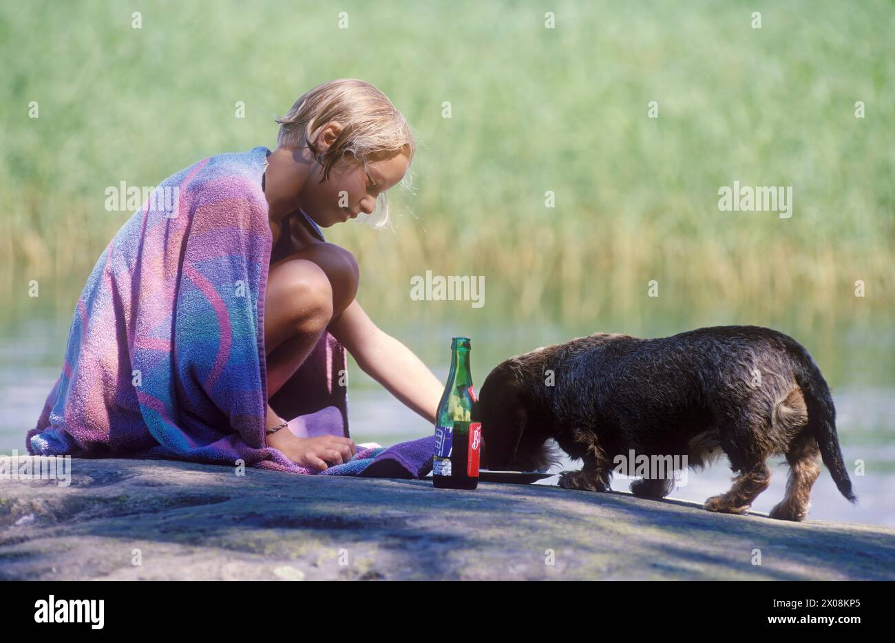 Ragazza e cane sul lago Foto Stock