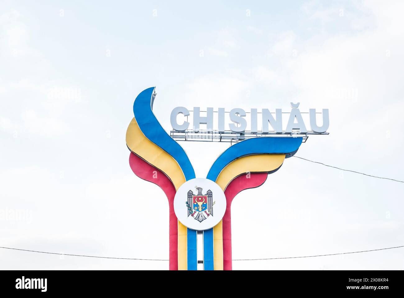 Totem dai colori moldavi, che rappresenta la città di Chisinau all'ingresso della capitale Chiniau, vicino all'aeroporto internazionale. Chisinau. Capita Foto Stock
