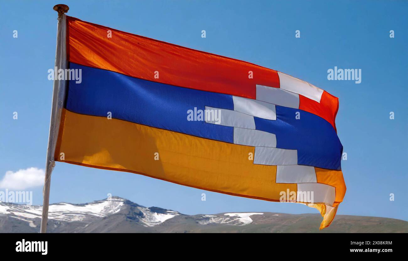 Die Fahne von Bergkarabach flattert im Wind Foto Stock