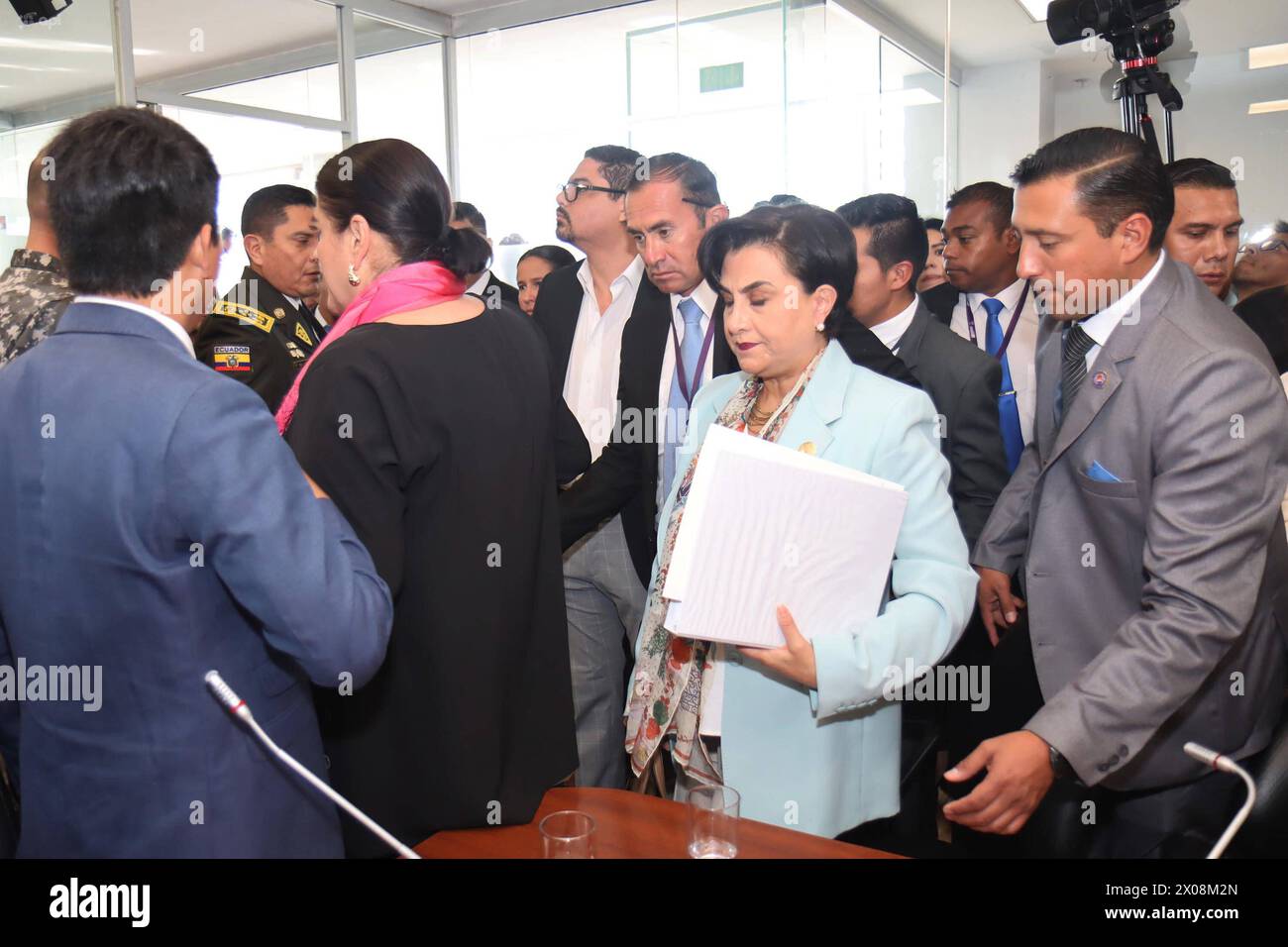 UIO-MINISTROS-COMISION-RELACIONES-INTERNACIONALES Quito, 10 de abril de 2024. La ministra de gobierno, Monica Palencia, la ministra de relaciones exteriores, Gabriela Sommerfeld y el ministro de defensa, Gian Carlo Loffredo, comparecen a la Comision de Relaciones Exteriores de la Asamblea Nacional. Su presencia se debe a la intervencion en la Embajada Mexicana. API / HAMILTON LOPEZ Quito Pichincha Ecuador POL-UIO-MINISTROS-COMISION-RELACIONES-INTERNACIONALES-e05674643cd46f5fb3e693ff4f5bb93a **** COMITATO DEI MINISTRI UIO PER LE RELAZIONI INTERNAZIONALI Quito, 10 aprile 2024 il ministro DEL governo, Foto Stock