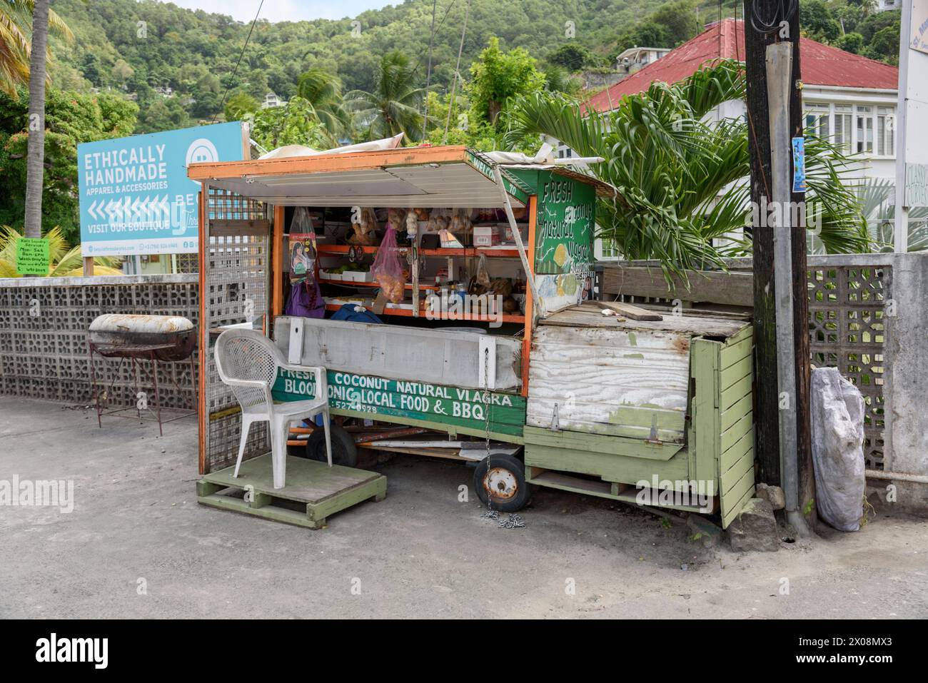 Chiosco di cibo che vende noci di cocco fresco a Port Elizabeth, Bequia Island, St Vincent e Grenadine, Caraibi Foto Stock