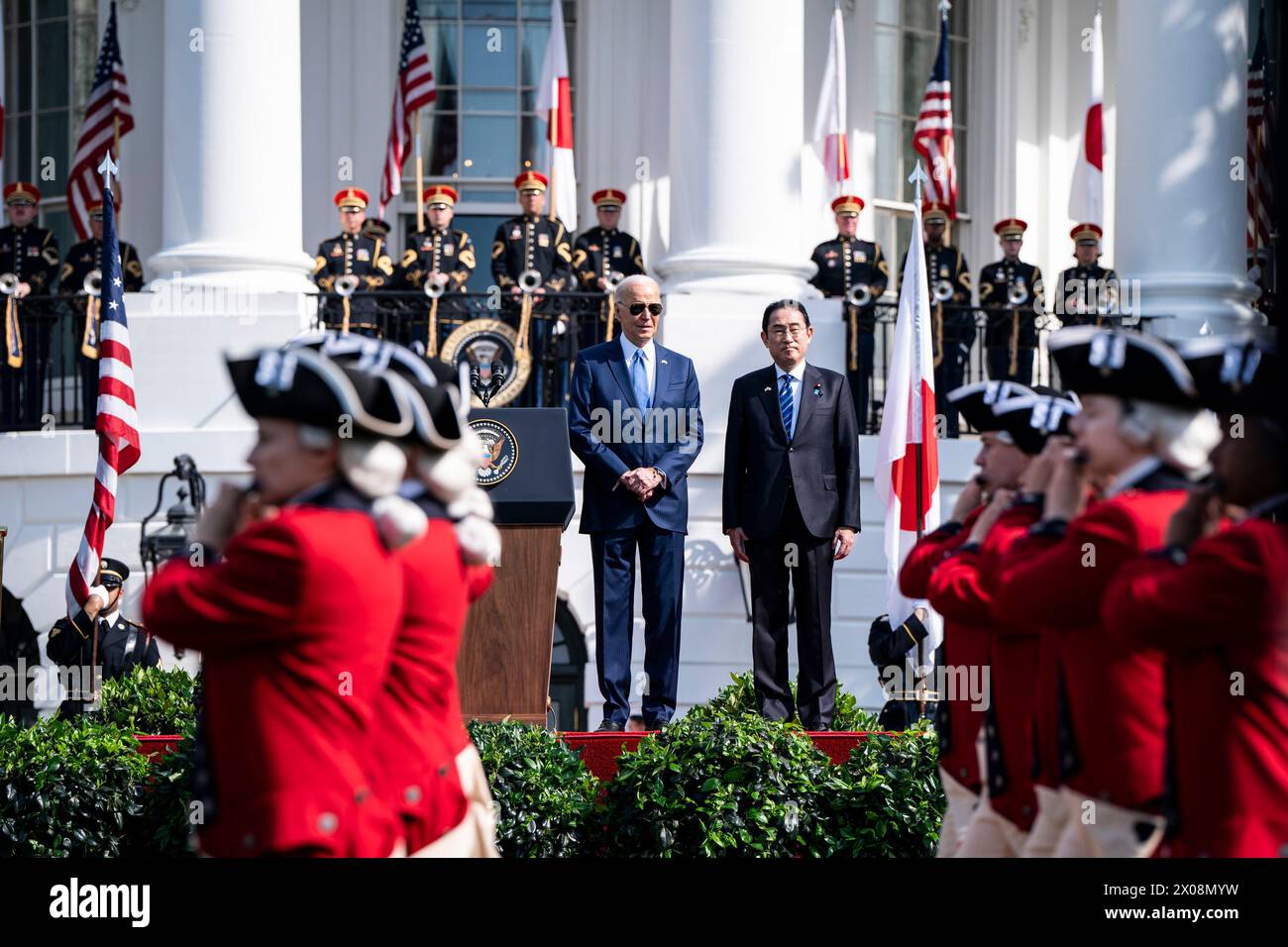 Washington, Stati Uniti. 10 aprile 2024. Il presidente Joe Biden e il primo ministro giapponese Fumio Kishida guardano il corpo della vecchia guardia degli Stati Uniti d'America Fife e Drum Corps durante una cerimonia di arrivo sul South Lawn per iniziare la visita ufficiale di Kishida alla Casa Bianca a Washington DC mercoledì 10 aprile 2024. Ci si aspetta che i leader rafforzino l'alleanza di difesa di lunga data dei loro paesi durante le loro riunioni. Foto della piscina di Haiyun Jiang/UPI credito: UPI/Alamy Live News Foto Stock