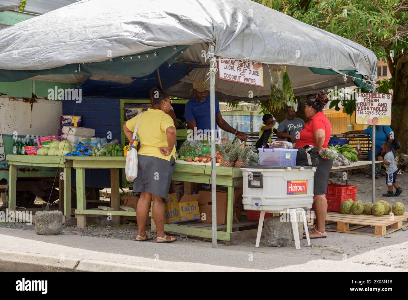 Bancarelle di frutta e verdura a Port Elizabeth, Bequia Island, St Vincent e Grenadine, Caraibi Foto Stock