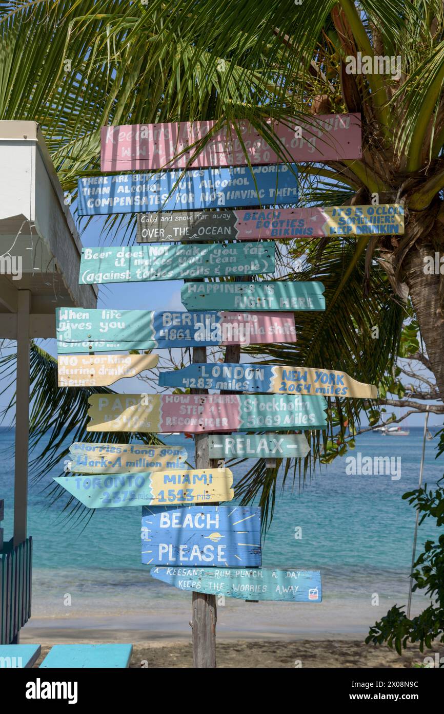 Colorate insegne dipinte al bar e ristorante sulla spiaggia di Keegan, alla spiaggia di Lower Bay, a Bequia Island, a St Vincent e Grenadine, ai Caraibi Foto Stock