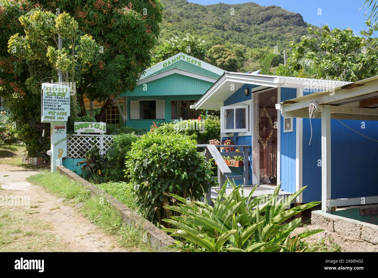 Case colorate in legno dipinte a Lower Bay, Bequia Island, St Vincent e Grenadine, Caraibi Foto Stock