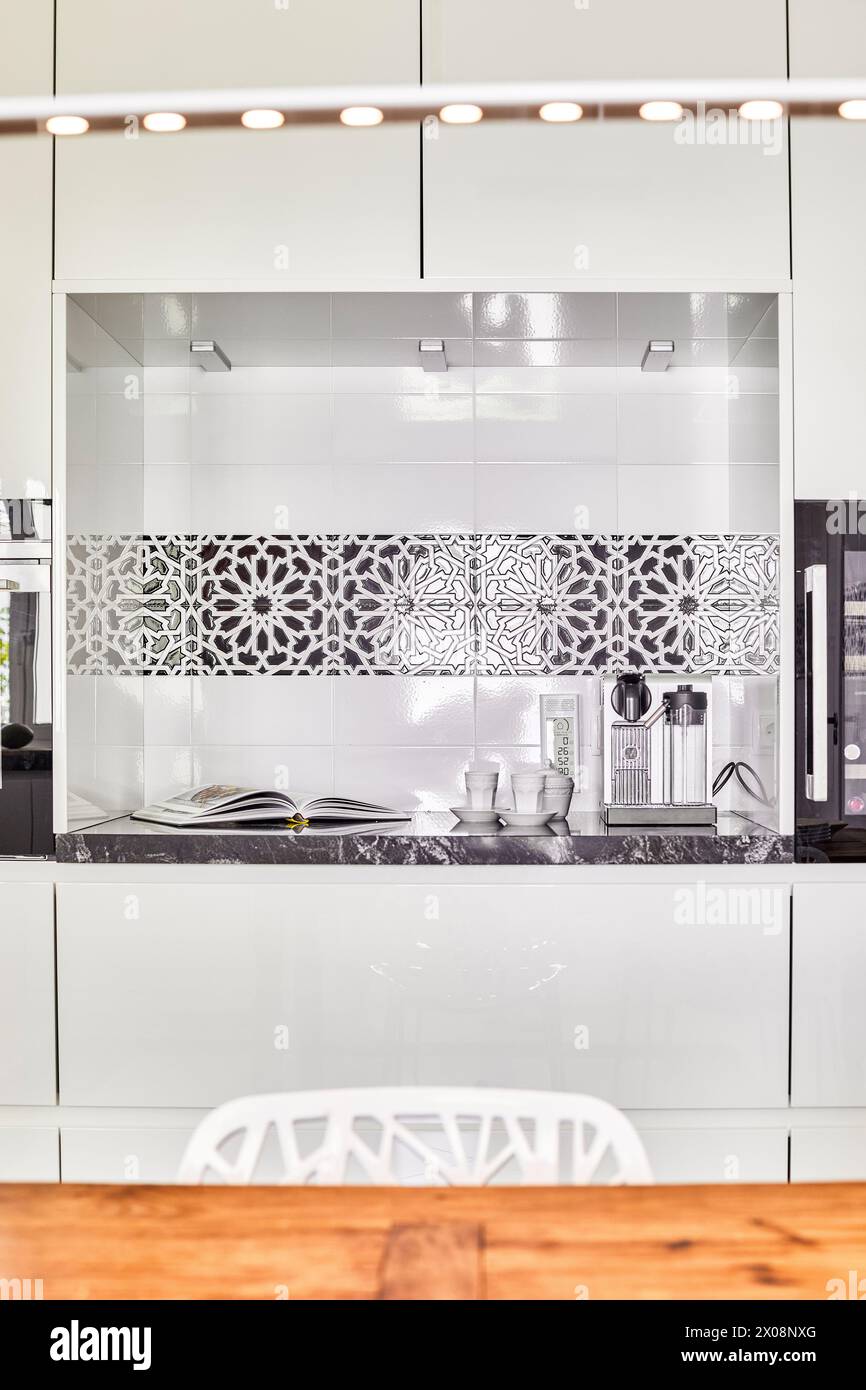 Interni moderni della cucina con spruzzi decorativi e illuminazione a LED sotto gli armadi Foto Stock