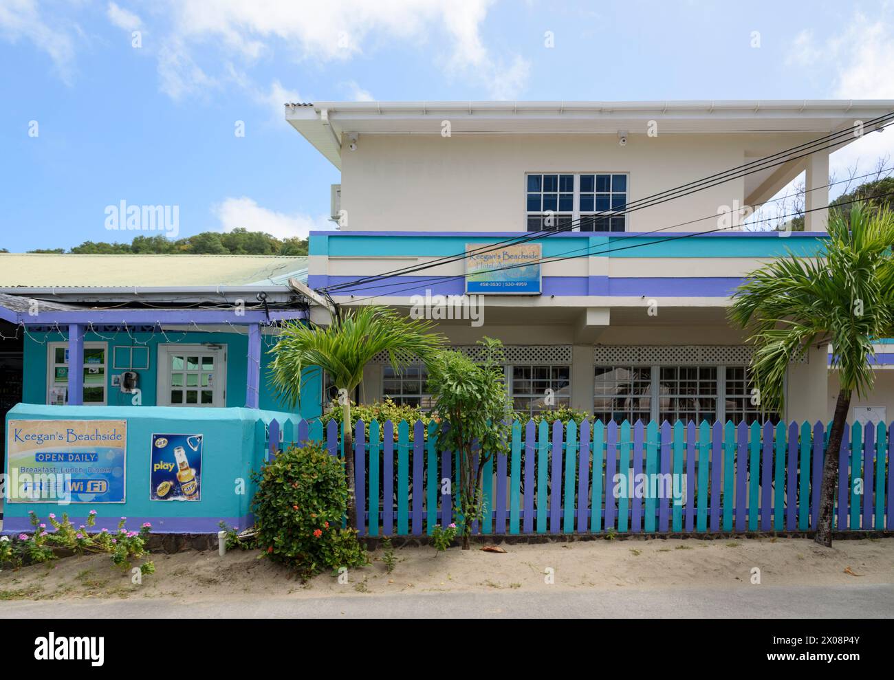 Bar e ristorante sulla spiaggia di Keegan, spiaggia di Lower Bay, Bequia Island, St Vincent e Grenadine, Caraibi Foto Stock
