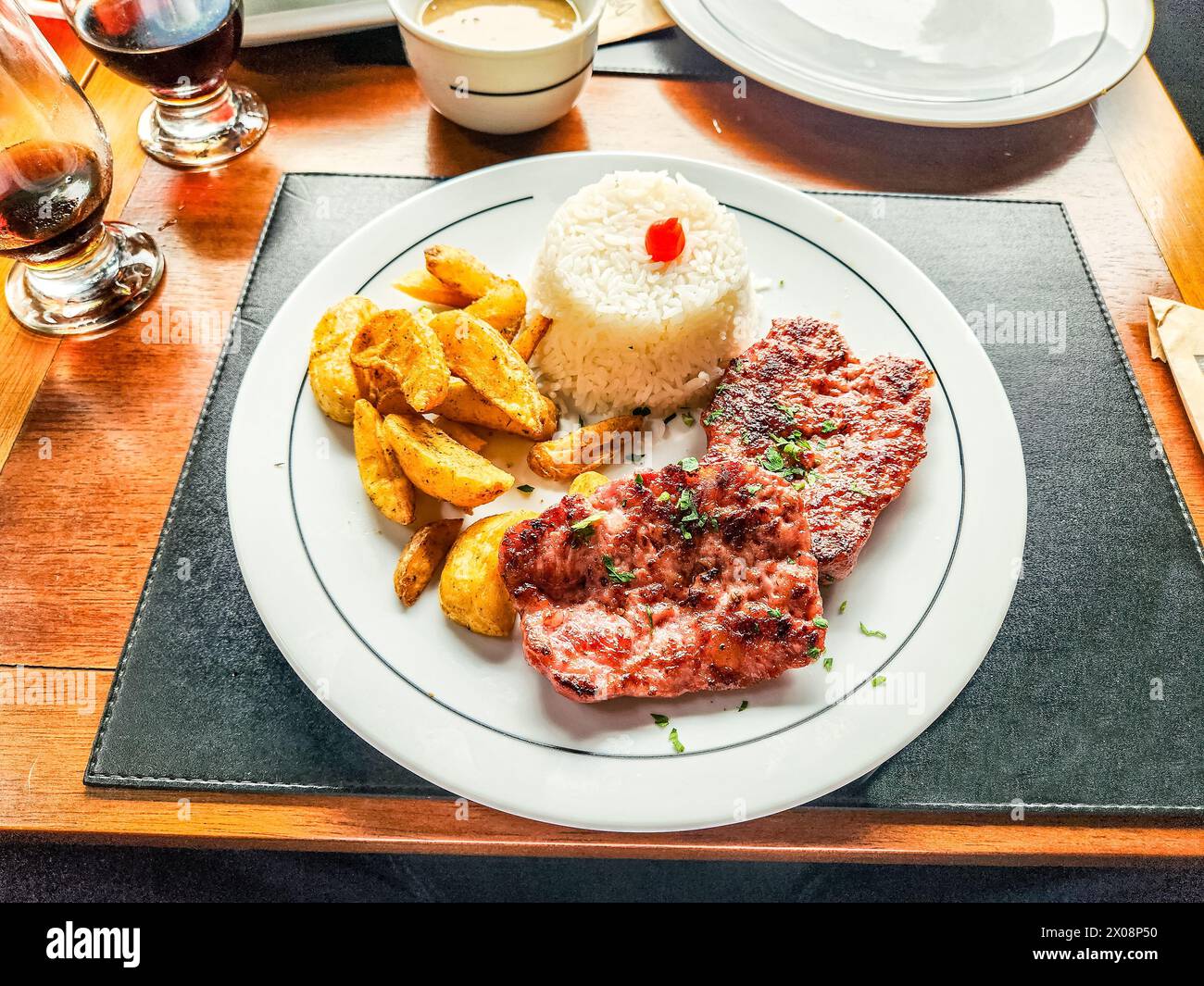 Piatto con riso, patatine fritte e salsiccia calabrese. Piatto molto popolare nella cucina brasiliana. Foto Stock