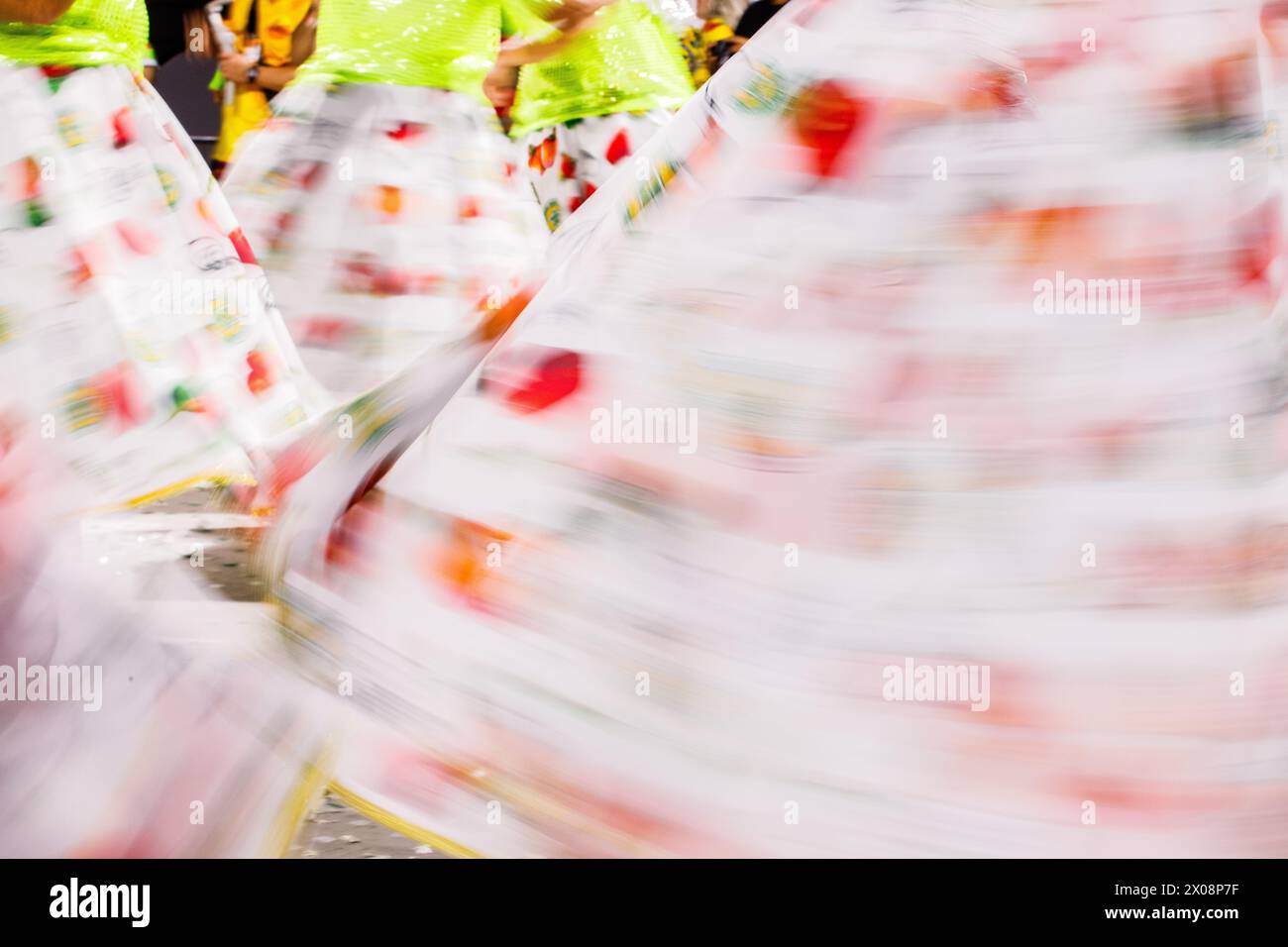 Danza di una donna bahiana a bassa velocità durante il carnevale a Rio de Janeiro, Brasile. Foto Stock