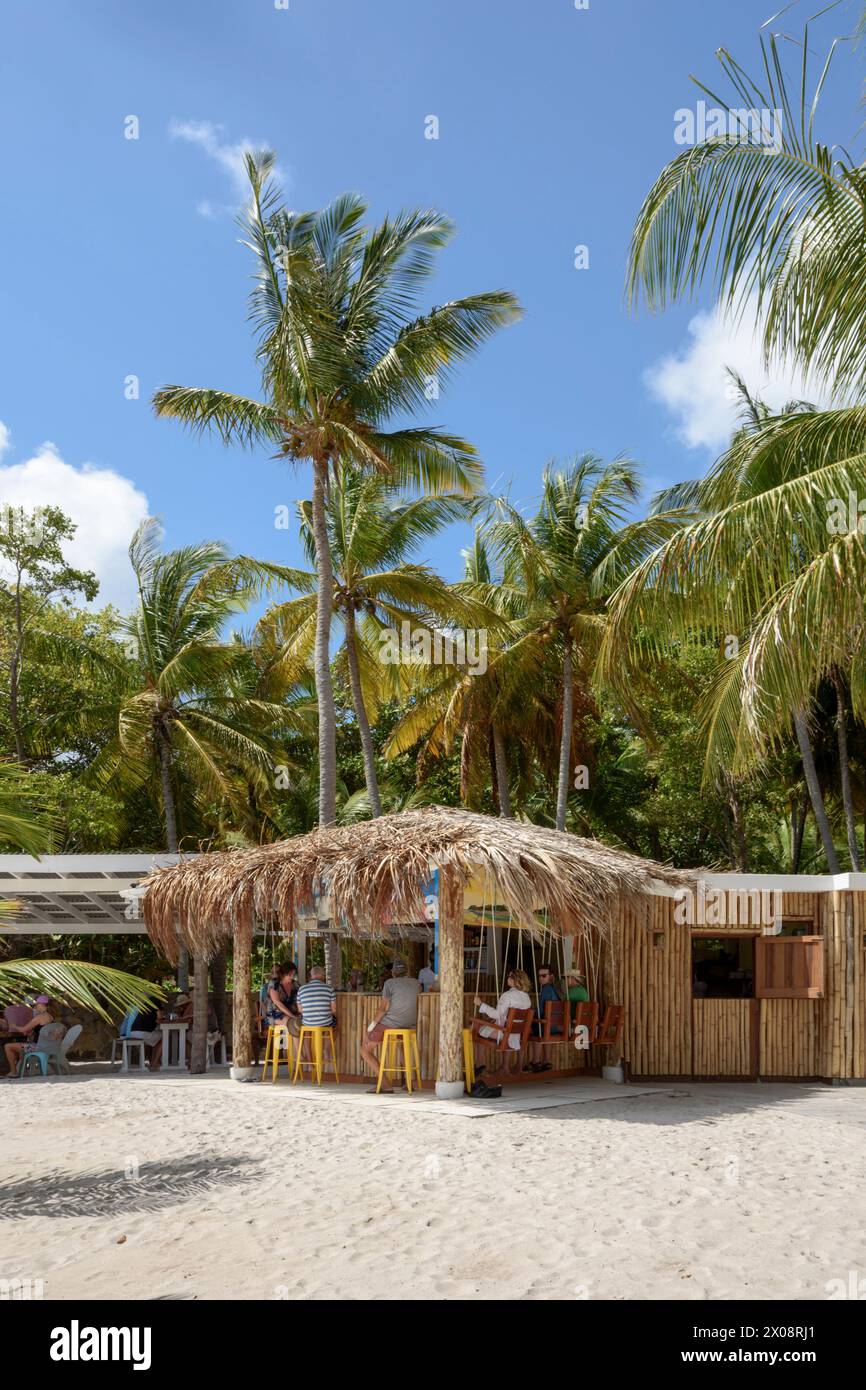 The Sand Bar (di proprietà del Bequia Beach Hotel) sulla spiaggia di Friendship Bay, Bequia Island, St Vincent e Grenadine, Caraibi Foto Stock