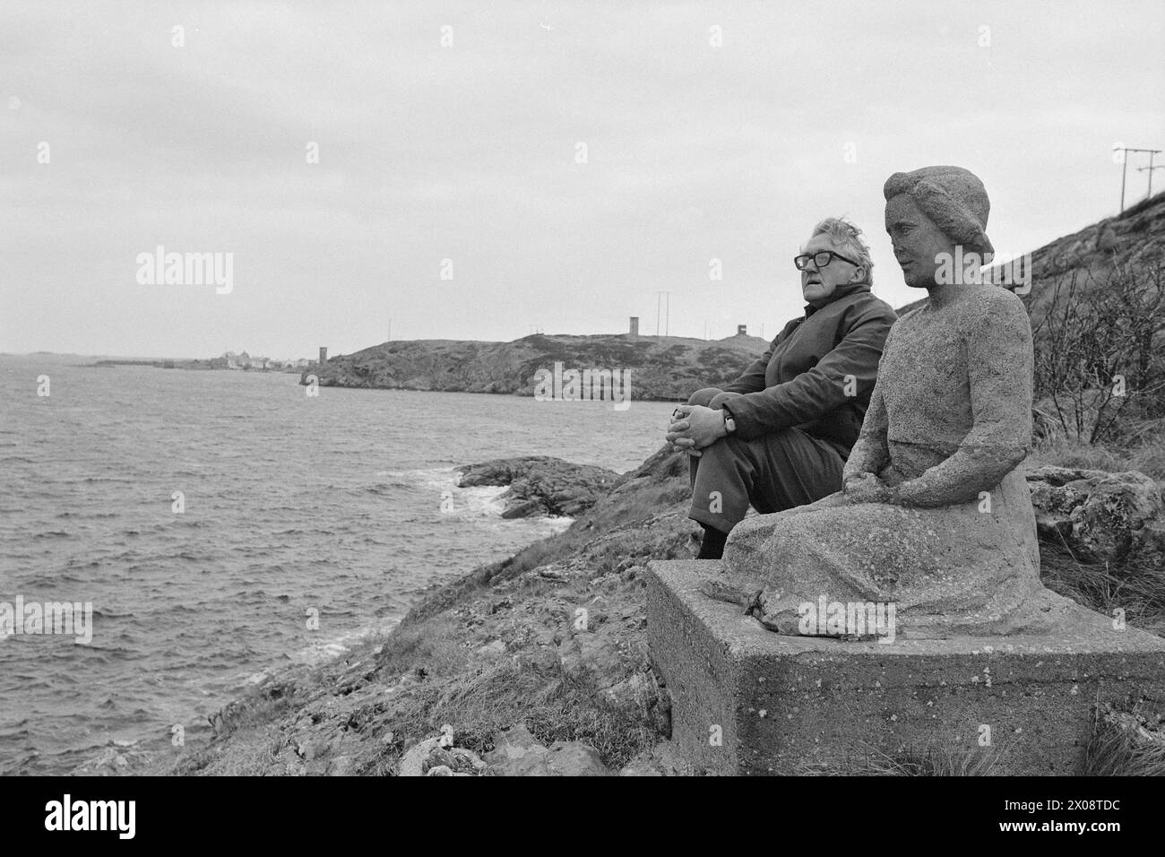 Attuale 16 - 6 -1973: Cento case e una mannLess di 20 anni fa, Bjørnsund era una comunità vivace. Oggi, c'è solo una persona rimasta in questo villaggio di pescatori. Ora Bjørnstad diventerà una destinazione turistica. La gente è ansiosa di comprare una casa qui in questa solitudine. Il 71enne Rolf Thoresen è venuto a patti con la sua esistenza solitaria su Bjørnsund. Anche la fisher girl, la statua che simboleggia la solitudine e la perdita, siede sola e abbandonata al suo avamposto. Foto: Sverre A. Børretzen / Aktuell / NTB ***FOTO NON ELABORATA*** Foto Stock