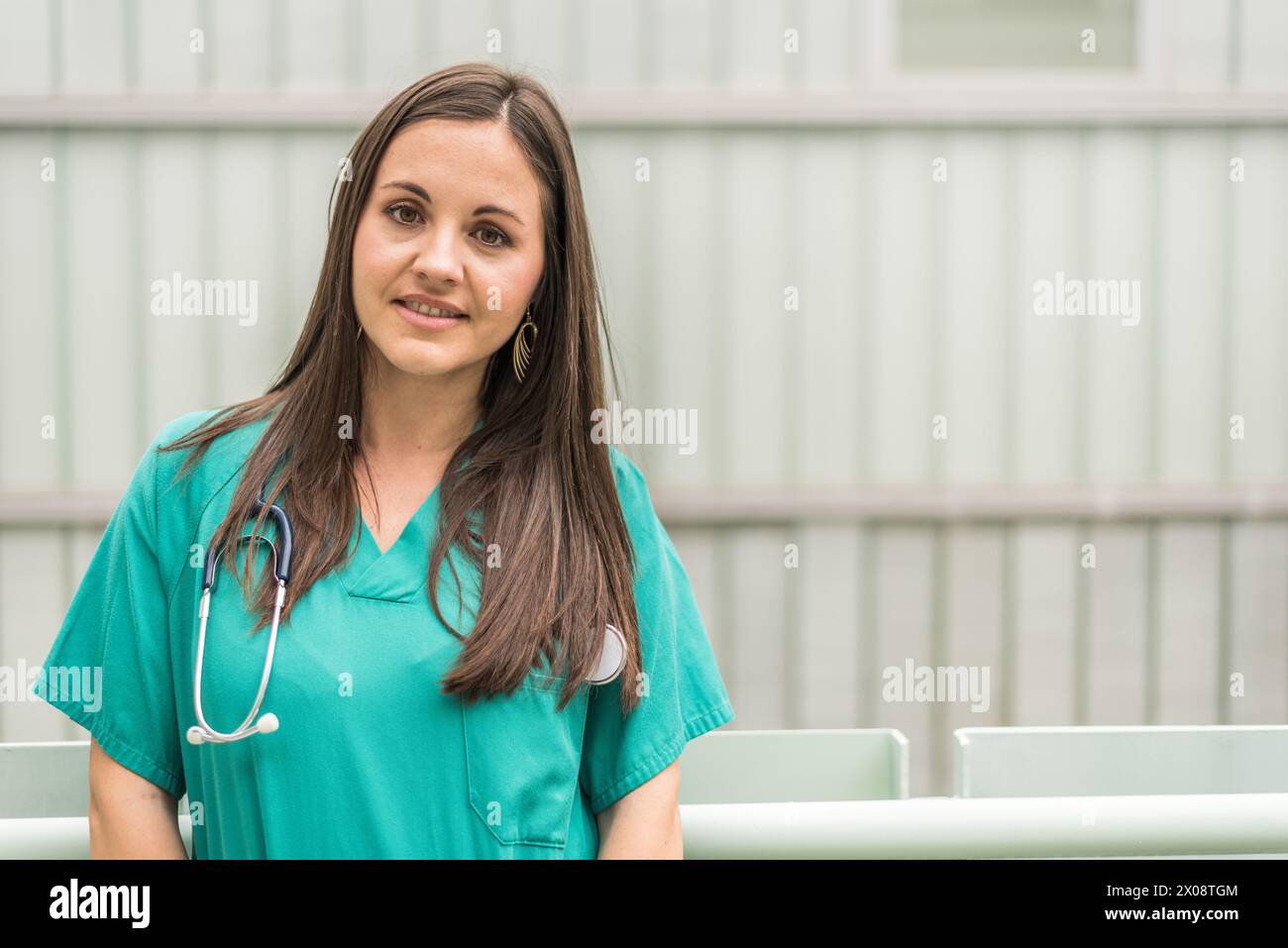 Medico sorridente in posa Foto Stock