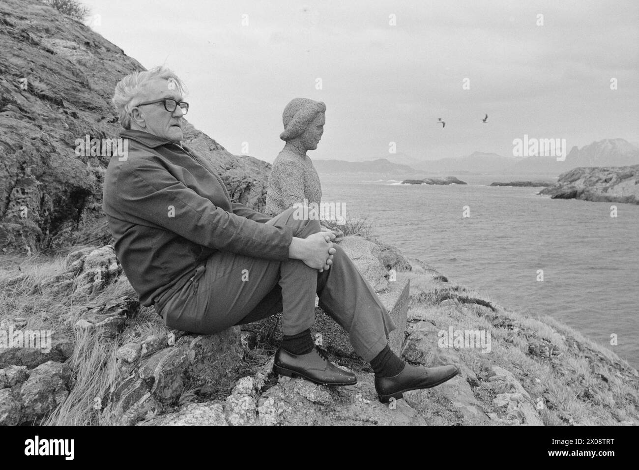 Attuale 16 - 6 -1973: Cento case e una mannLess di 20 anni fa, Bjørnsund era una comunità vivace. Oggi, c'è solo una persona rimasta in questo villaggio di pescatori. Ora Bjørnstad diventerà una destinazione turistica. La gente è ansiosa di comprare una casa qui in questa solitudine. Il 71enne Rolf Thoresen è venuto a patti con la sua esistenza solitaria su Bjørnsund. Anche la fisher girl, la statua che simboleggia la solitudine e la perdita, siede sola e abbandonata al suo avamposto. Foto: Sverre A. Børretzen / Aktuell / NTB ***FOTO NON ELABORATA*** Foto Stock