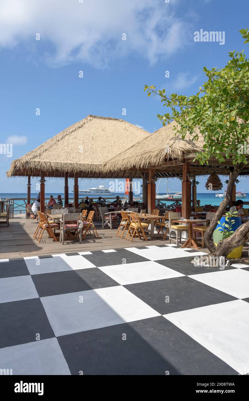 Il leggendario Basill's Bar di Britannia Bay, Lovell Village, Mustique Island, St Vincent e Grenadine, Caraibi Foto Stock