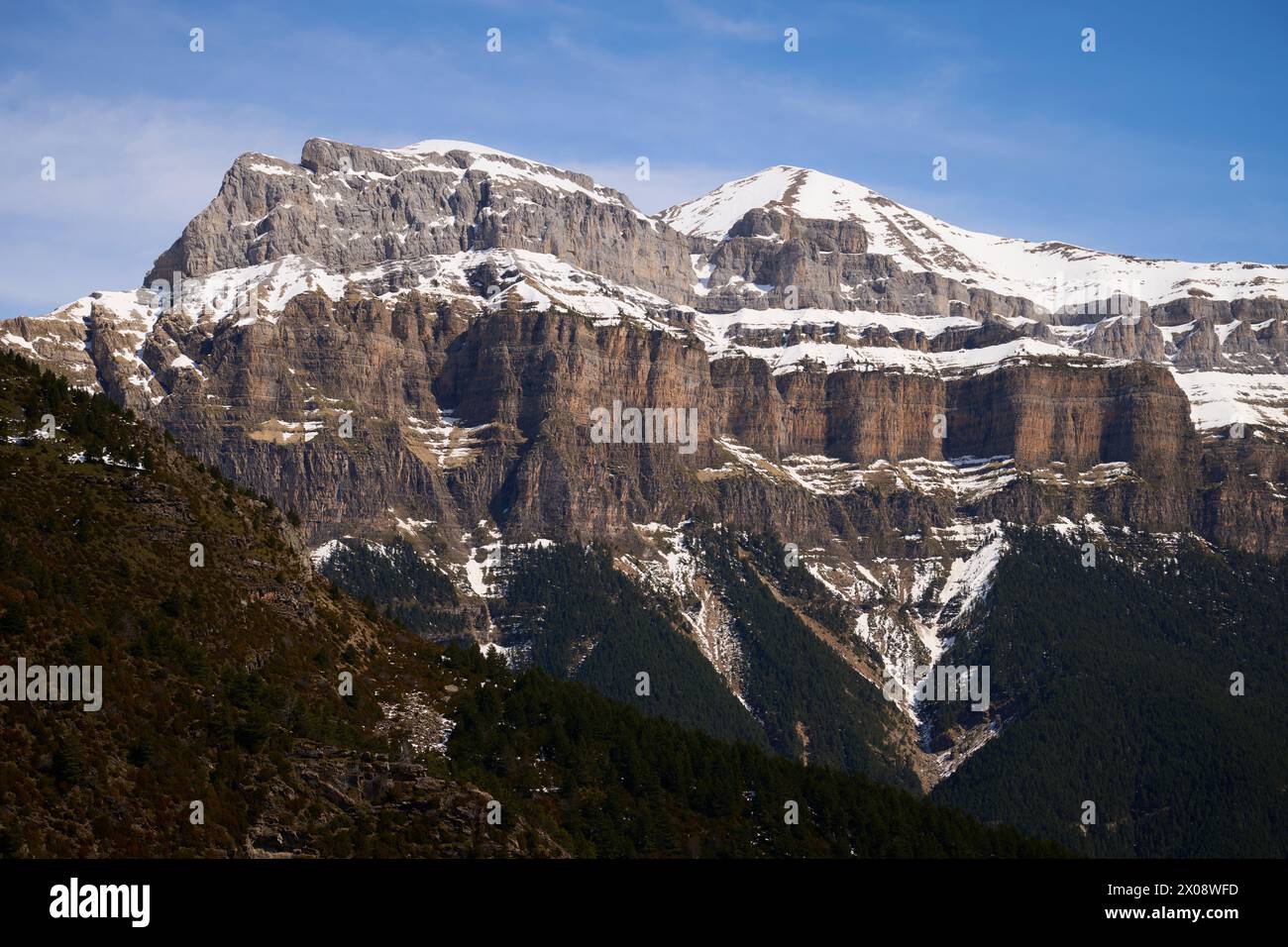 Maestose montagne innevate nel Parco Nazionale di Ordesa, Huesca, Spagna, con valli lussureggianti. Foto Stock