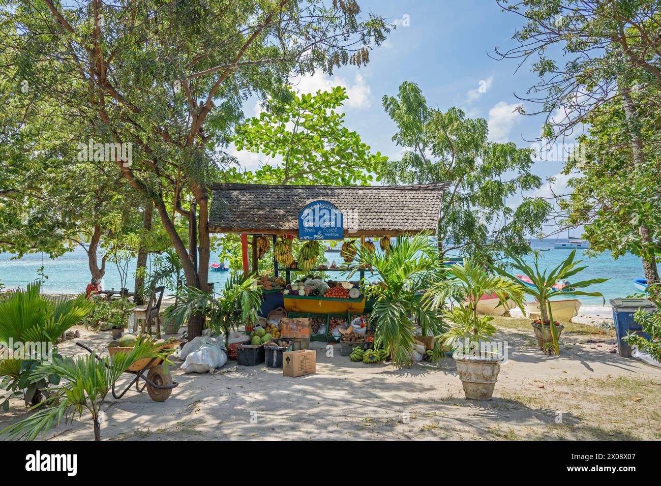 Stanley Junior's Fruit and Vegetable Stall a Lovell Village, Britannia Bay, Mustique Island, St Vincent e Grenadine, Caraibi Foto Stock