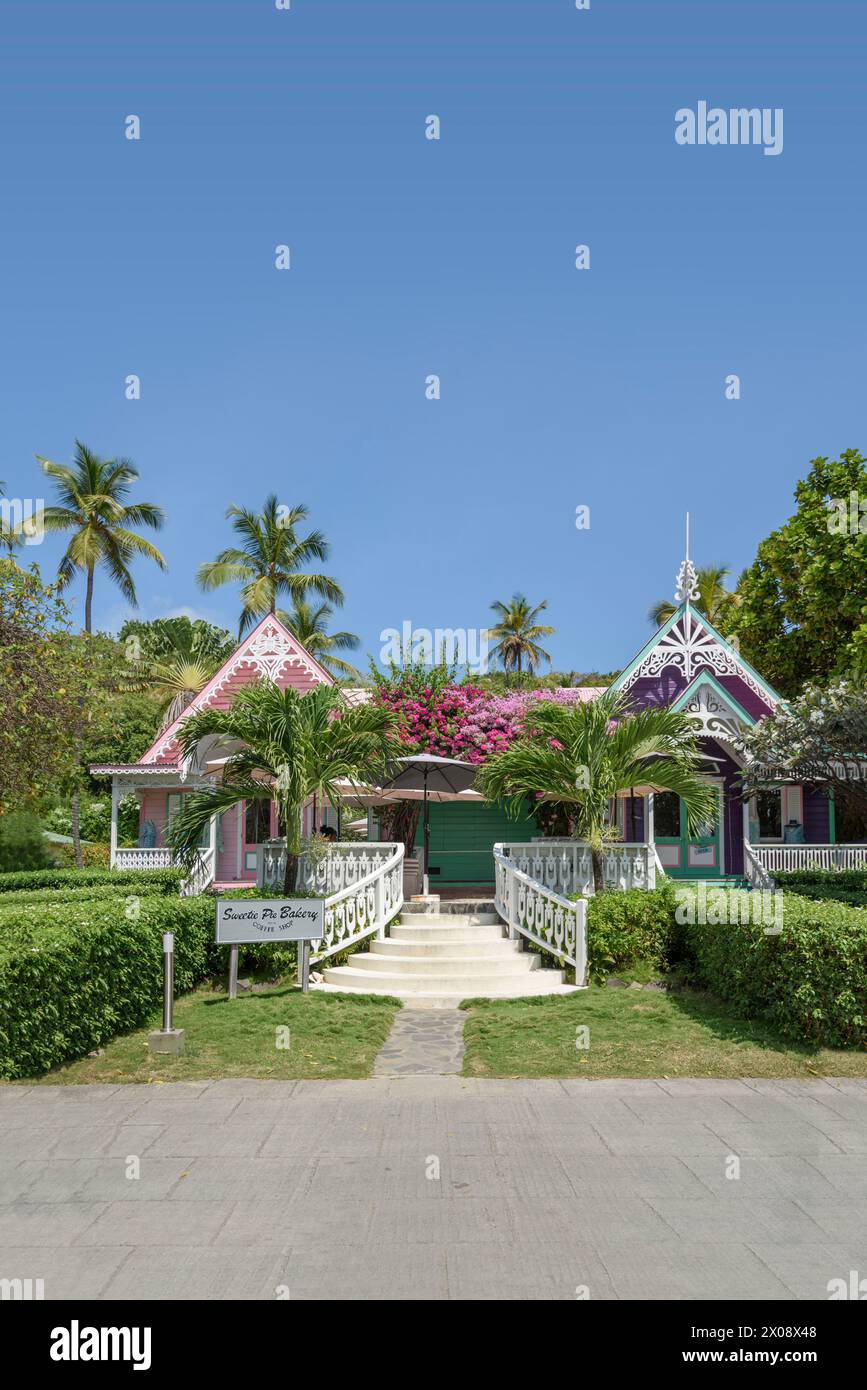 Sweetie Pie Bakery & Coffee Shop e The Pink House, negozio di abbigliamento firmato a Lovell Village, Mustique Island, St Vincent e Grenadine, Caraibi Foto Stock