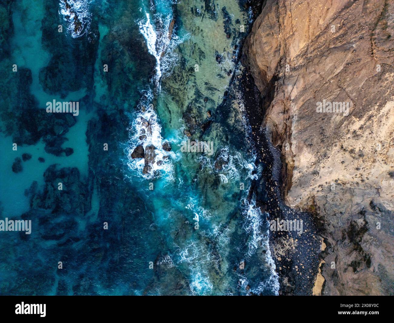 Vista aerea della costa frastagliata e delle acque turchesi di Cofete Beach a Fuerteventura Foto Stock