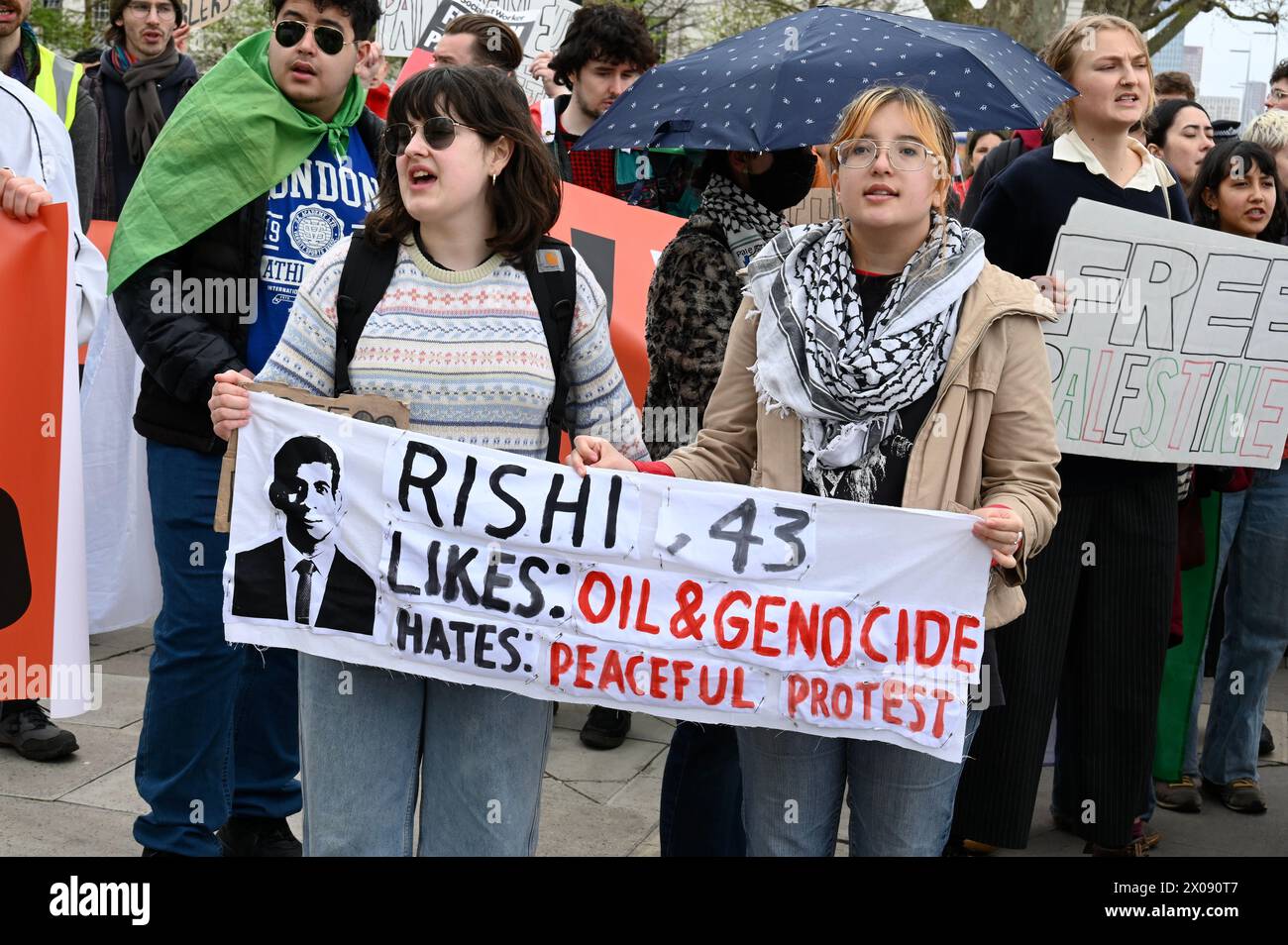 Londra, Regno Unito. I gruppi di attivisti Youth Demand and and Palestine Action si sono Uniti per protestare a favore di un embargo sulle armi e di una fine a tutto lo sviluppo di combustibili fossili nel Regno Unito. Crediti: michael melia/Alamy Live News Foto Stock