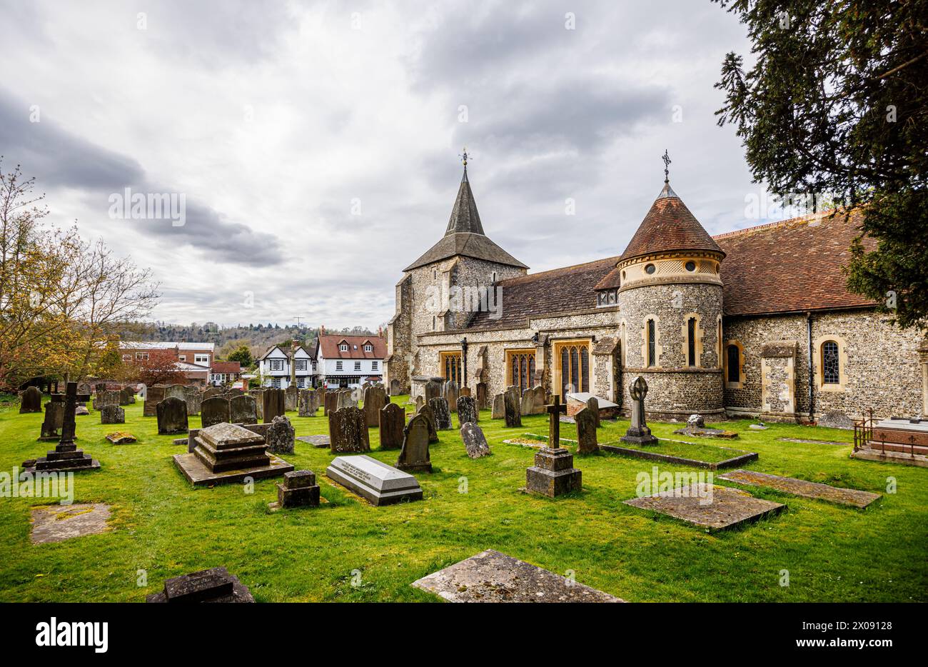 Esterno (vista laterale) della chiesa parrocchiale di St Michael & All Angels, classificata di grado II* a Mickleham, un villaggio fuori Dorking, Surrey Foto Stock