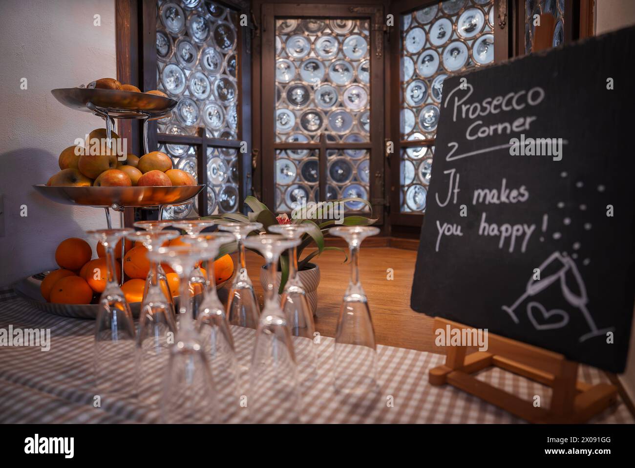 Accogliente angolo hotel di lusso a Zermatt, Svizzera, con fascino rustico e attenzione al Prosecco Foto Stock