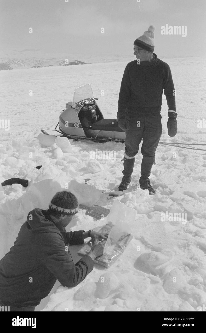 Attualmente 18 - 4 - 1974: La neve è sporca pioggia acida e polvere tossica che arriva con il vento da lontano ha iniziato a minacciare la vita nella natura che ci circonda. Un progetto di ricerca con la denominazione "l'effetto delle piogge acide sulle foreste e sui pesci" è stato istituito in collaborazione con circa 10 istituzioni diverse. Le due lame di Gjessing prendono 30 cm al momento di una colonna di neve, un profilo, dalla superficie fino alla neve della scorsa estate. Ciascuna confezione è confezionata in un sacchetto di plastica e contrassegnata con attenzione con il punto del profilo di appartenenza. Le borse vengono inviate al laboratorio DI NIVA a Oslo. Foto: Sverre Foto Stock