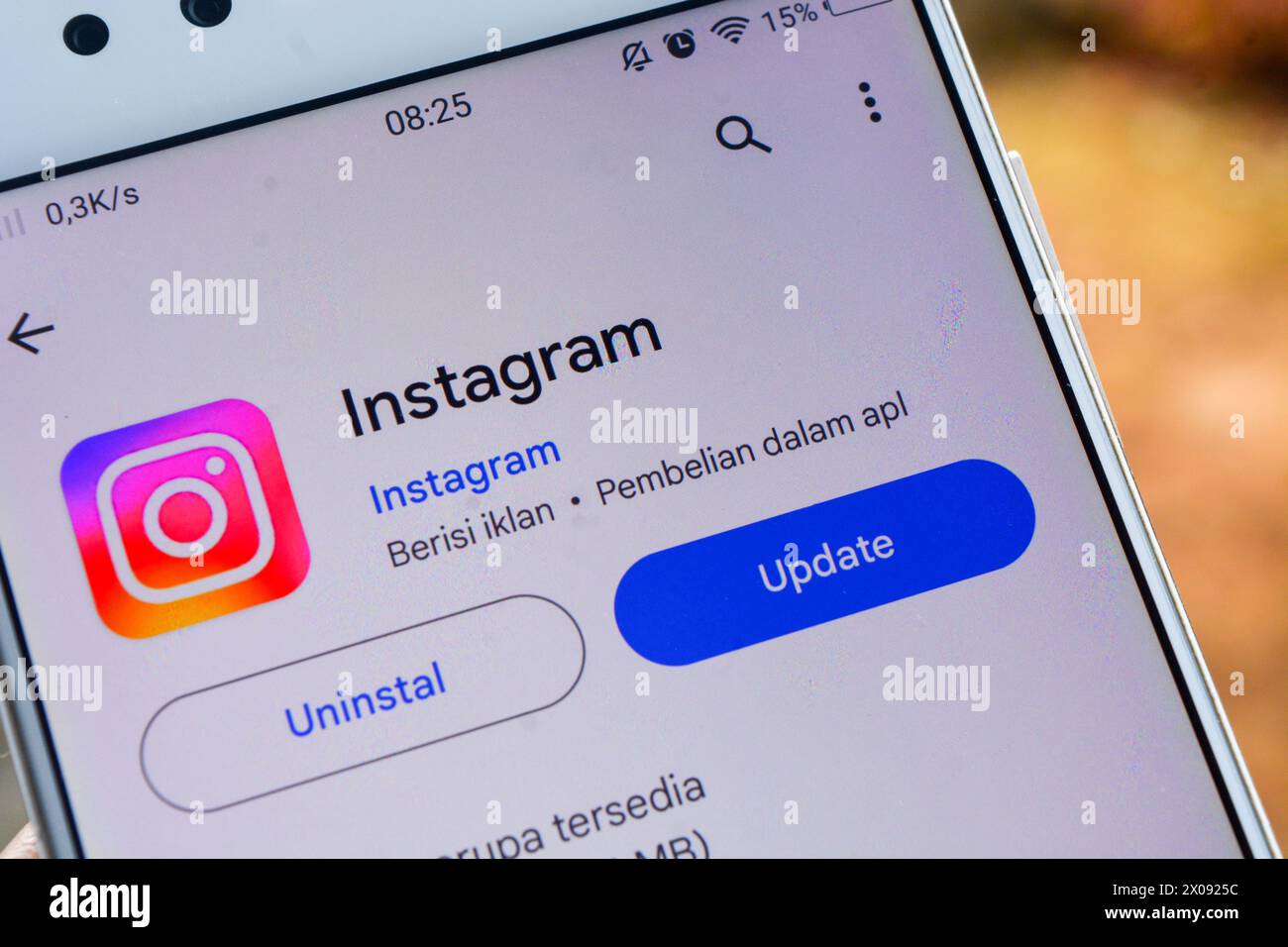 Wonosobo, Indonesia. 19 gennaio 2024-Una persona sta installando l'applicazione Instagram su uno smartphone Foto Stock