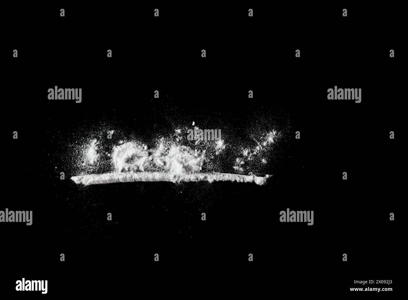 dipendenza da cocaina, droghe pesanti. linee fatte con cocaina su sfondo nero. Foto Stock