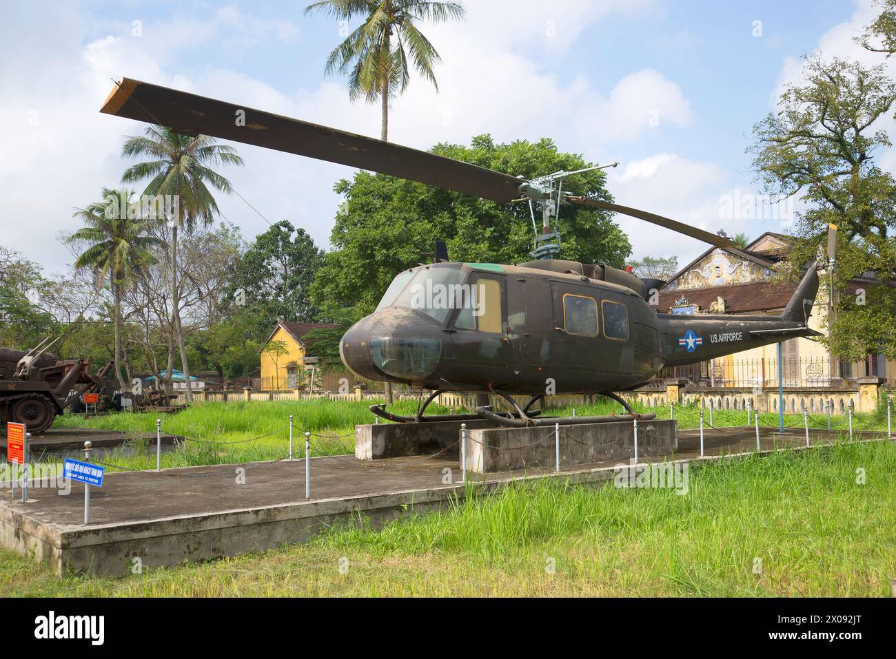 HUE, VIETNAM - 8 GENNAIO 2016: Elicottero UH-1 presso il Museo della città di Hue. Vietnam Foto Stock