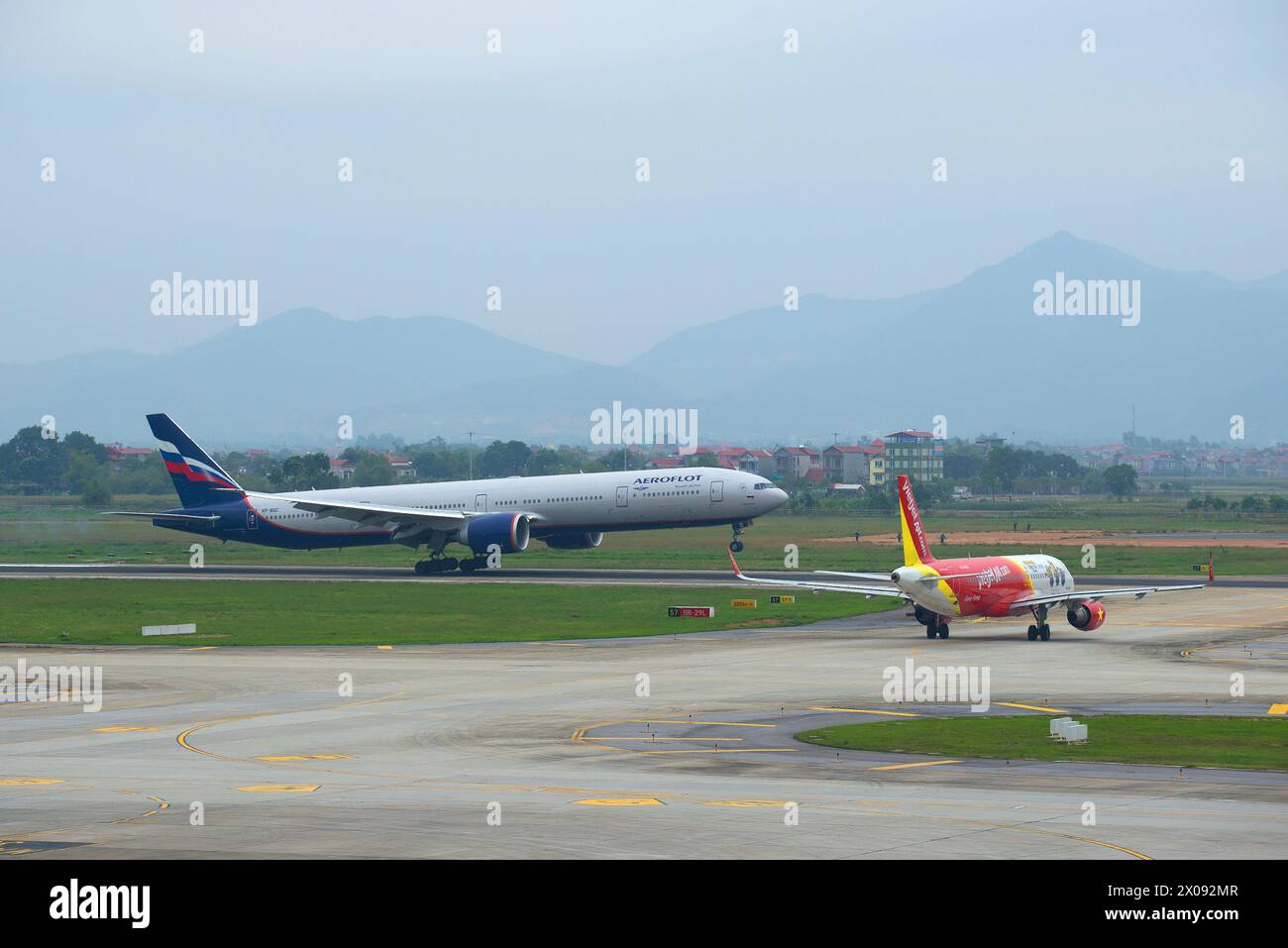 HANOI, VIETNAM - 12 GENNAIO 2016: Atterraggio del Boeing 777-3M0 (VP-BGC) di Aeroflot all'aeroporto di noi Bai Foto Stock