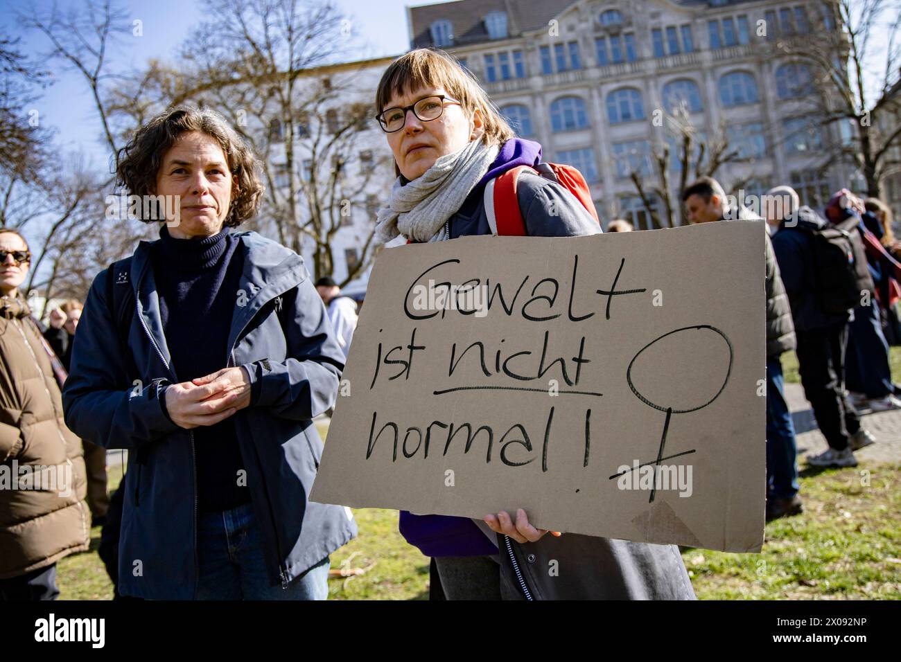 Zwei Frauen mit einem Plakat mit der Schrift Gewalt ist nicht normal nehmen einer Demonstration zum Internationalen Frauentag am Oranienplatz a Berlino AM 8. März 2024 teil. Internationaler Frauentag a Berlino *** due donne con un cartello che legge la violenza non è normale prendere parte ad una manifestazione per la giornata Internazionale delle donne a Oranienplatz a Berlino l'8 marzo 2024 Foto Stock