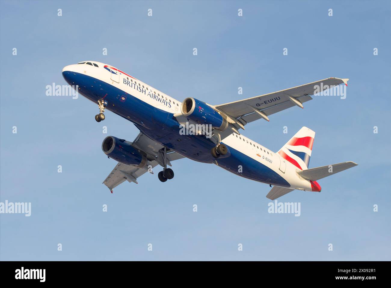SAN PIETROBURGO, RUSSIA - 17 FEBBRAIO 2016: Aerei della British Airways Airbus A320-232 (G-EUUU) prima di atterrare all'aeroporto di Pulkovo Foto Stock