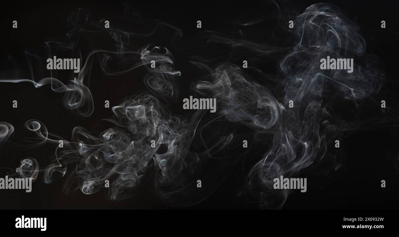 Vista ravvicinata di nube di fumo astratte su sfondo nero Foto Stock
