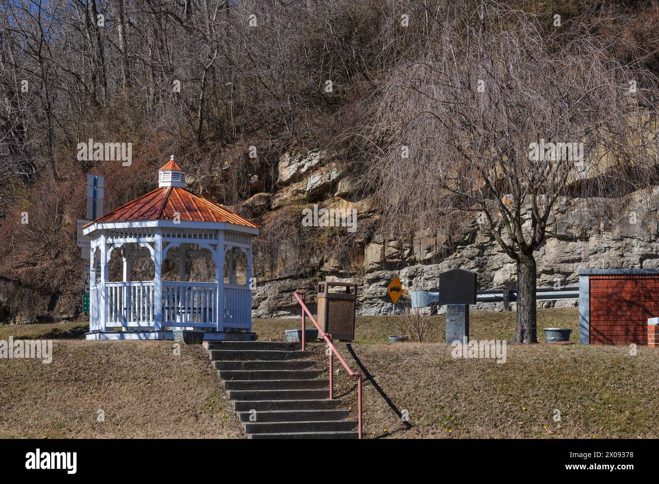 Un piccolo parco pubblico con un gazbo alla fine della strada principale nel centro di Big Stone Gap, Virginia, Stati Uniti Foto Stock