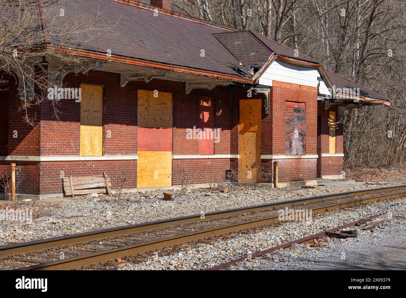 Edificio ferroviario abbandonato lungo i binari della ferrovia nel centro di Big Stone Gap, Virginia Foto Stock