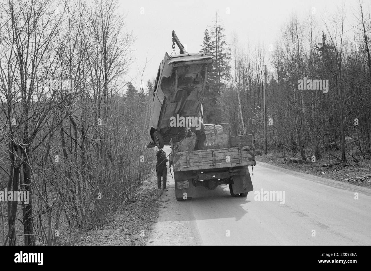 Effettivo 18 - 1 - 1974: Relitto al deragliamentoOslo Renholdsverk raccoglie i relitti delle auto e guida verso la discarica. Ma ci sono sprechi e inquinamento. Ogni anno la natura è inquinata da decine di migliaia di relitti automobilistici. Milioni di persone sono perdute perché i metalli preziosi non sono curati. Ma ora viene introdotta una nuova tassa, il che significa che i privati possono anche eliminare le loro indennità di guida quando l'esperto di automobilismo dello Stato ha emesso la "condanna a morte”. Costa 120 NOK più IVA. Poi arriva Arne Minde e Arild Lund e prendi il relitto fino alla discarica di Grønmo. I relitti sono spesso tipp Foto Stock