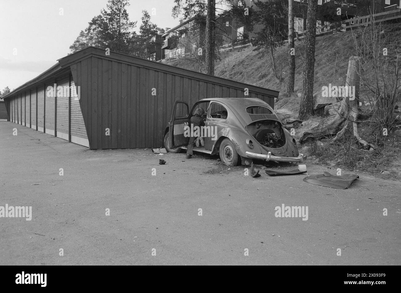 Effettivo 18 - 1 - 1974: Relitto al deragliamentoOslo Renholdsverk raccoglie i relitti delle auto e guida verso la discarica. Ma ci sono sprechi e inquinamento. Ogni anno la natura è inquinata da decine di migliaia di relitti automobilistici. Milioni di persone si perdono quando i metalli preziosi non vengono curati. Ma ora viene introdotta una nuova tassa, il che significa che i privati possono anche eliminare le loro indennità di guida quando l'esperto di automobilismo dello Stato ha emesso la "condanna a morte”. Costa 120 NOK più IVA. Poi arriva Arne Minde e Arild Lund e prendi il relitto fino alla discarica di Grønmo. Foto: Ivar Aaserud / Aktuel Foto Stock