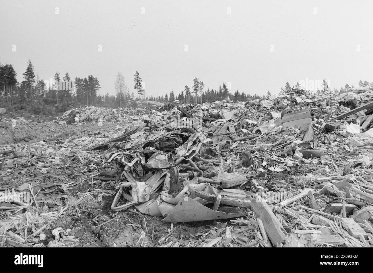 Effettivo 18 - 1 - 1974: Relitto al deragliamentoOslo Renholdsverk raccoglie i relitti delle auto e guida verso la discarica. Ma ci sono sprechi e inquinamento. Ogni anno la natura è inquinata da decine di migliaia di relitti automobilistici. Milioni di persone sono perdute perché i metalli preziosi non sono curati. Ma ora viene introdotta una nuova tassa, il che significa che i privati possono anche eliminare le loro indennità di guida quando l'esperto di automobilismo dello Stato ha emesso la "condanna a morte”. Costa 120 NOK più IVA. Poi arriva Arne Minde e Arild Lund e prendi il relitto fino alla discarica di Grønmo. Il riempimento con la chiave per auto Foto Stock