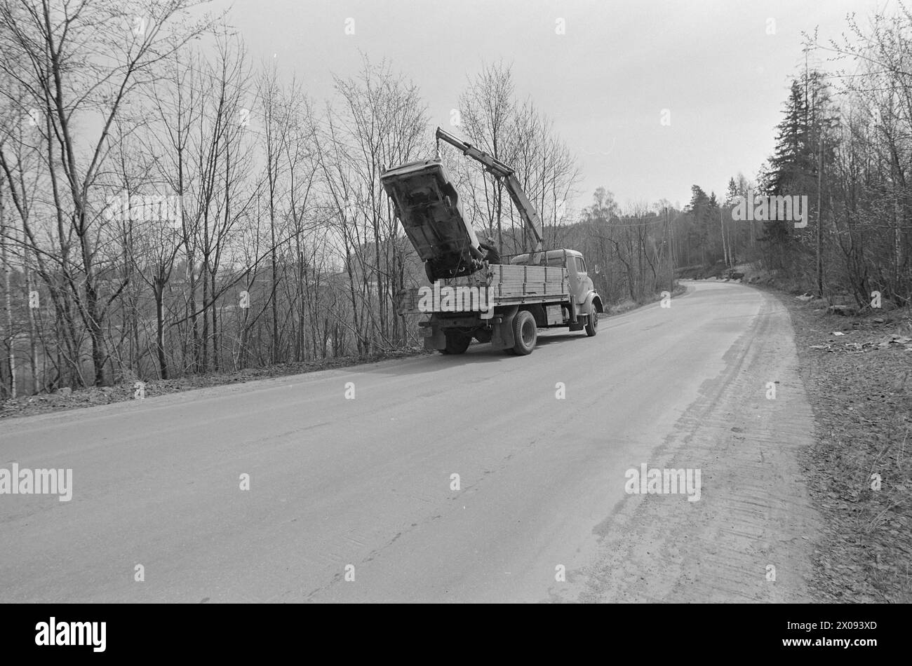 Effettivo 18 - 1 - 1974: Relitto al deragliamentoOslo Renholdsverk raccoglie i relitti delle auto e guida verso la discarica. Ma ci sono sprechi e inquinamento. Ogni anno la natura è inquinata da decine di migliaia di relitti automobilistici. Milioni di persone si perdono quando i metalli preziosi non vengono curati. Ma ora viene introdotta una nuova tassa, il che significa che i privati possono anche eliminare le loro indennità di guida quando l'esperto di automobilismo dello Stato ha emesso la "condanna a morte”. Costa 120 NOK più IVA. Poi arriva Arne Minde e Arild Lund e prendi il relitto fino alla discarica di Grønmo. I relitti sono spesso ribaltati Foto Stock