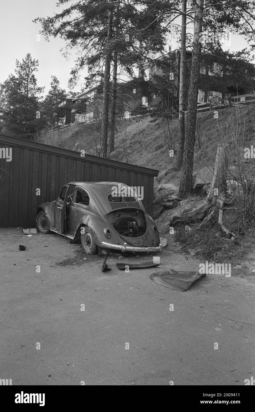 Effettivo 18 - 1 - 1974: Relitto al deragliamentoOslo Renholdsverk raccoglie i relitti delle auto e guida verso la discarica. Ma ci sono sprechi e inquinamento. Ogni anno la natura è inquinata da decine di migliaia di relitti automobilistici. Milioni di persone si perdono quando i metalli preziosi non vengono curati. Ma ora viene introdotta una nuova tassa, il che significa che i privati possono anche eliminare le loro indennità di guida quando l'esperto di automobilismo dello Stato ha emesso la "condanna a morte”. Costa 120 NOK più IVA. Poi arriva Arne Minde e Arild Lund e prendi il relitto fino alla discarica di Grønmo. Foto: Ivar Aaserud / Aktuel Foto Stock
