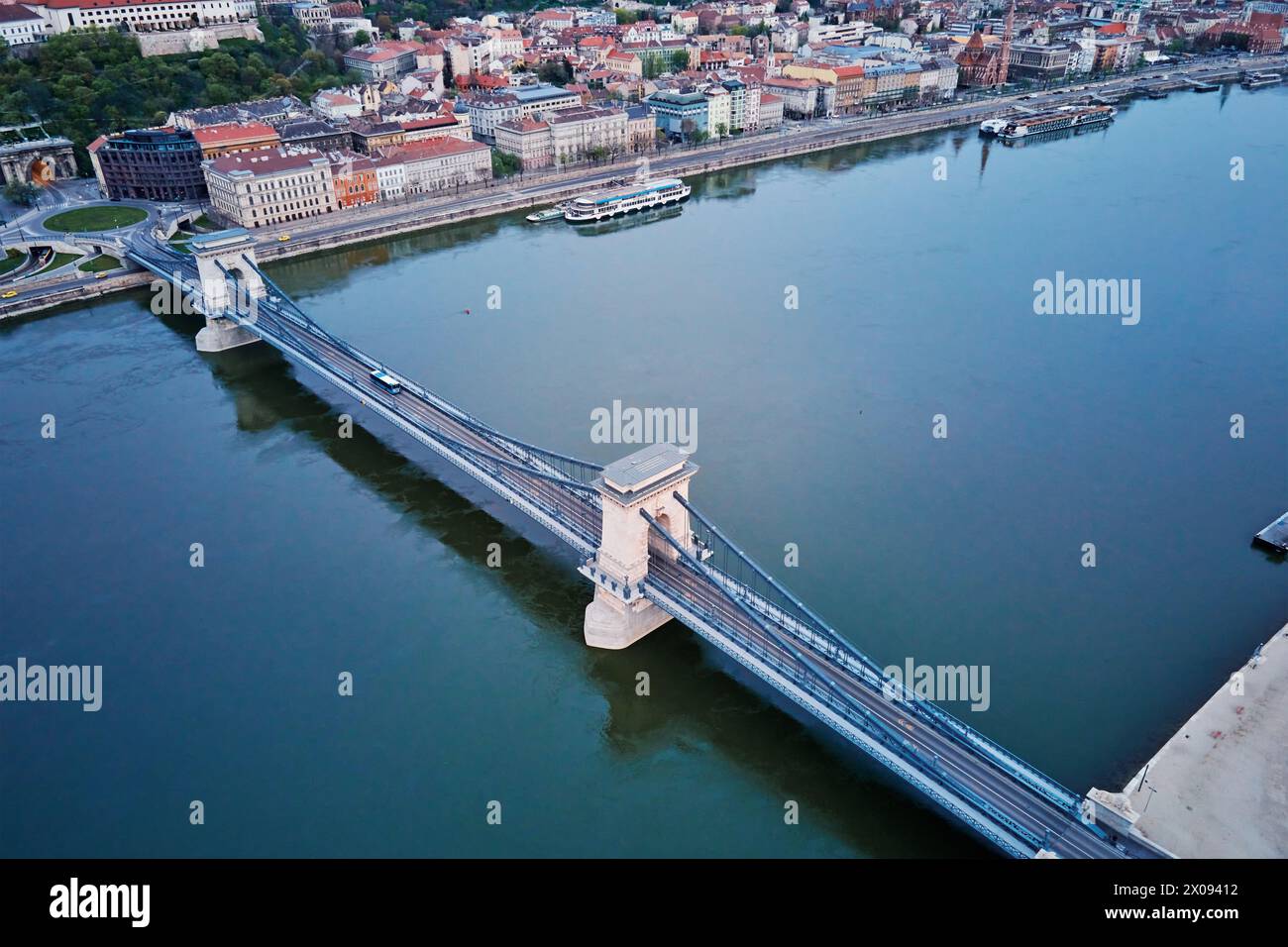 Vista panoramica sullo skyline di Budapest lungo il Danubio. Vista aerea del ponte a catena nella capitale dell'Ungheria Foto Stock