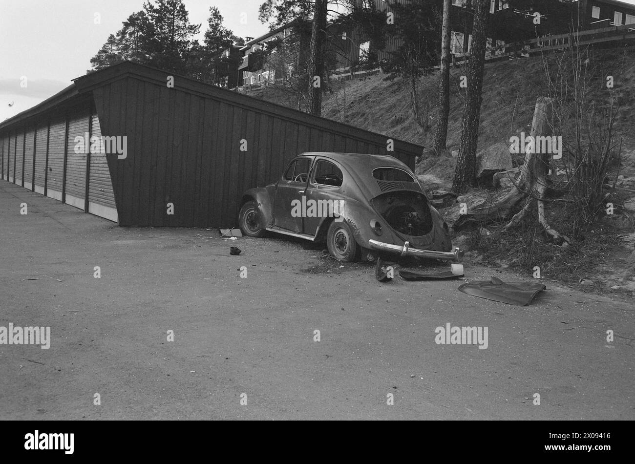 Effettivo 18 - 1 - 1974: Relitto al deragliamentoOslo Renholdsverk raccoglie i relitti delle auto e guida verso la discarica. Ma ci sono sprechi e inquinamento. Ogni anno la natura è inquinata da decine di migliaia di relitti automobilistici. Milioni di persone si perdono quando i metalli preziosi non vengono curati. Ma ora viene introdotta una nuova tassa, il che significa che i privati possono anche eliminare le loro indennità di guida quando l'esperto di automobilismo dello Stato ha emesso la "condanna a morte”. Costa 120 NOK più IVA. Poi arriva Arne Minde e Arild Lund e prendi il relitto fino alla discarica di Grønmo. Foto: Ivar Aaserud / Aktuel Foto Stock